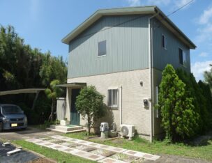 ツートンの外壁は周囲の緑と調和してます