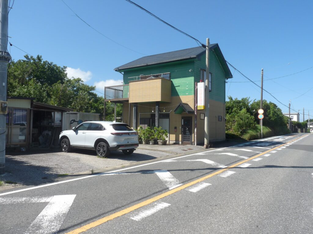 県道沿いで目立つ立地