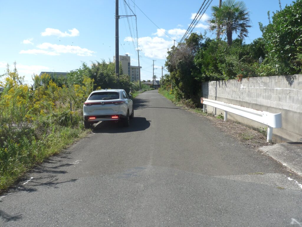 前面道路は道幅広く車の運転楽々です