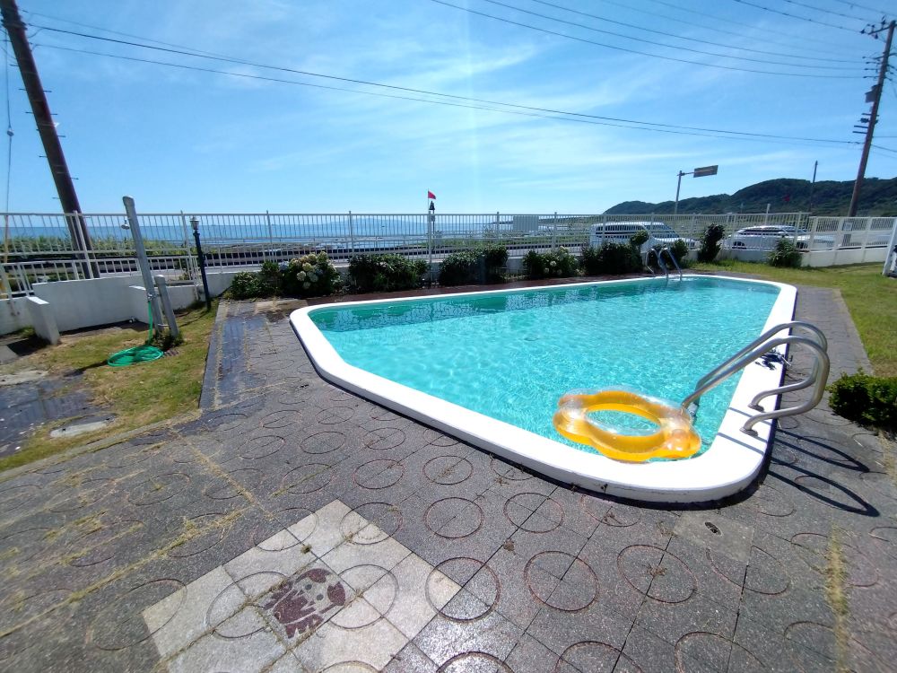 夏季にはプールの利用もできます