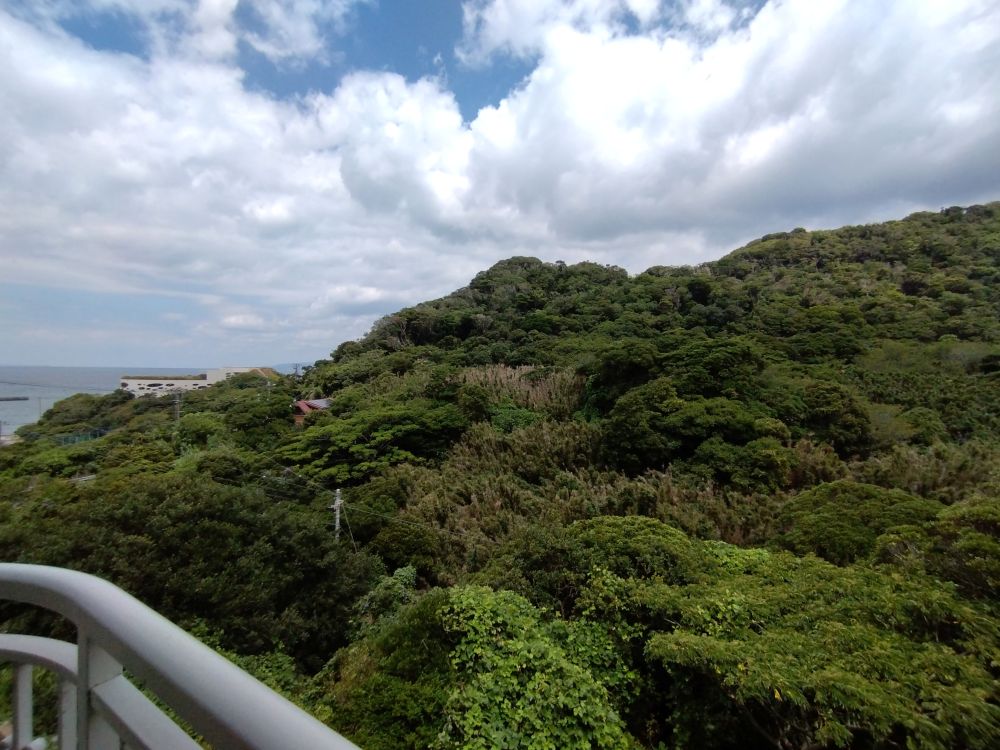 東側に山、北側に海を望む眺望